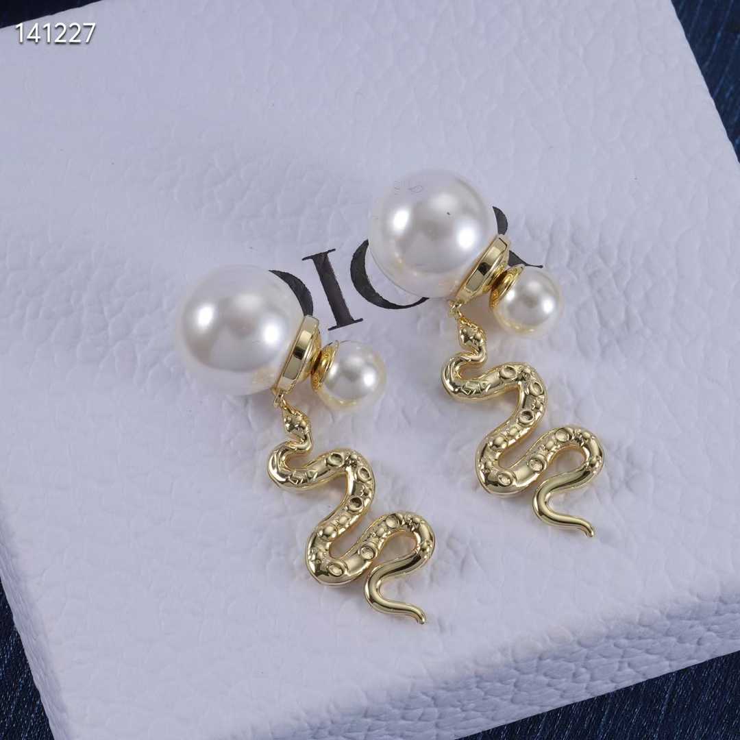 The pearl earrings recommended on December 23, 2024