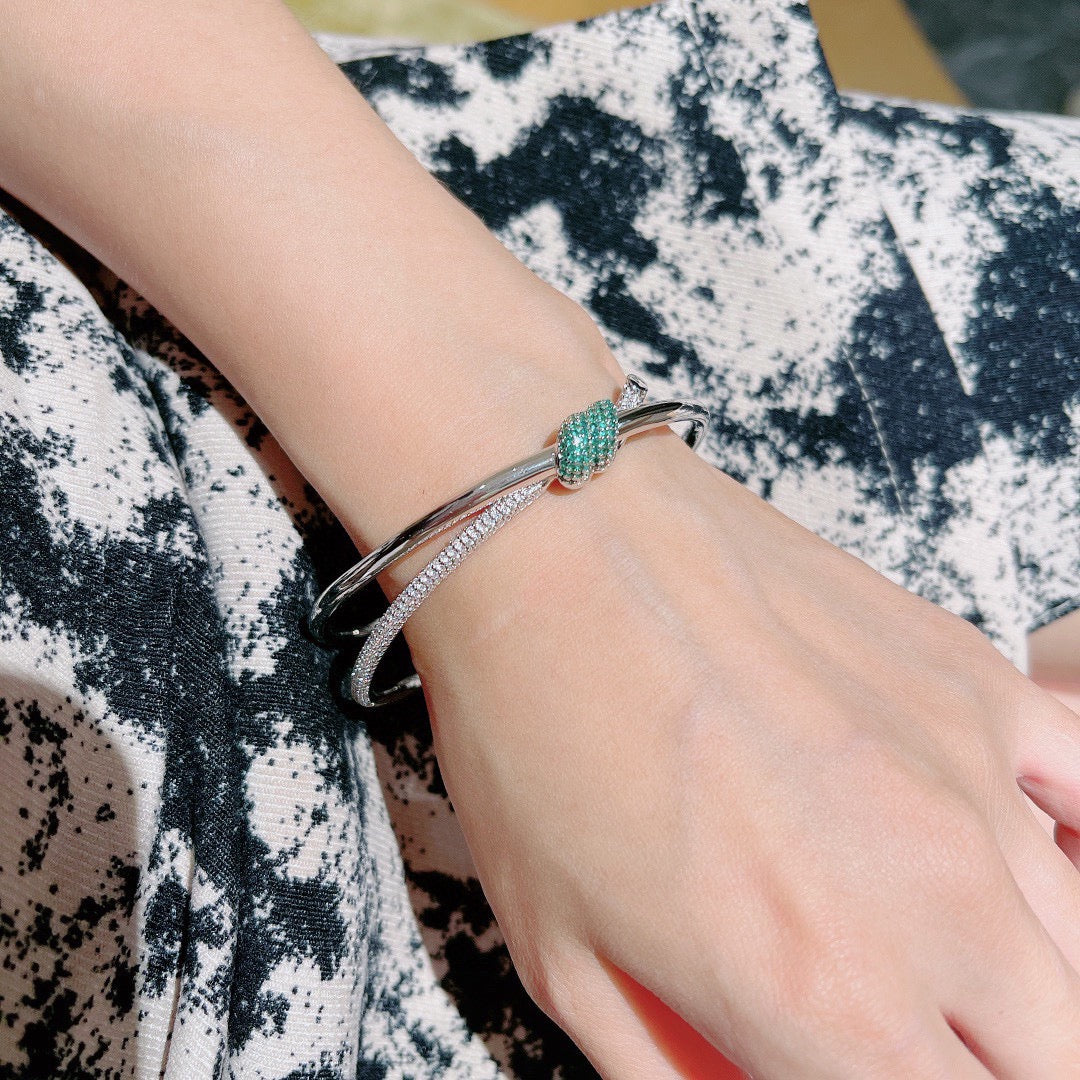 A Blend of Elegance and Luxury in Pearl Bracelets for Women